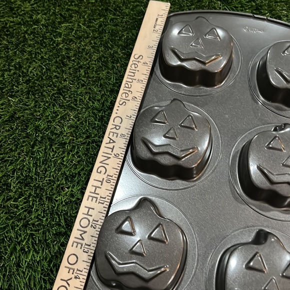 Wilton 6 count Halloween - Pumpkin - Muffin Or Mini Cake Pan - Picture 5 of 5
